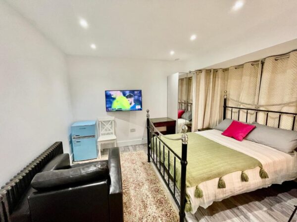 Luxury 6 Bedroom House with 6 En-suite Bathrooms - West London